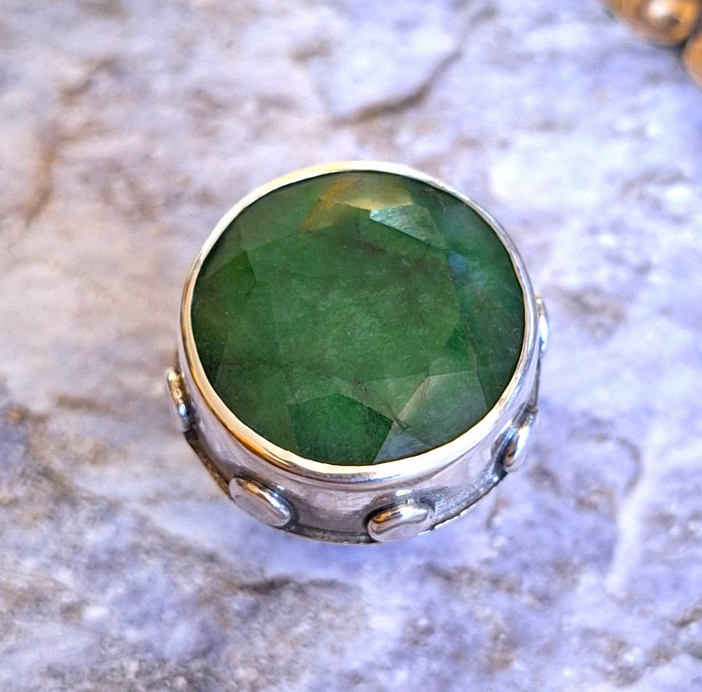 Anillo tachas Esmeralda