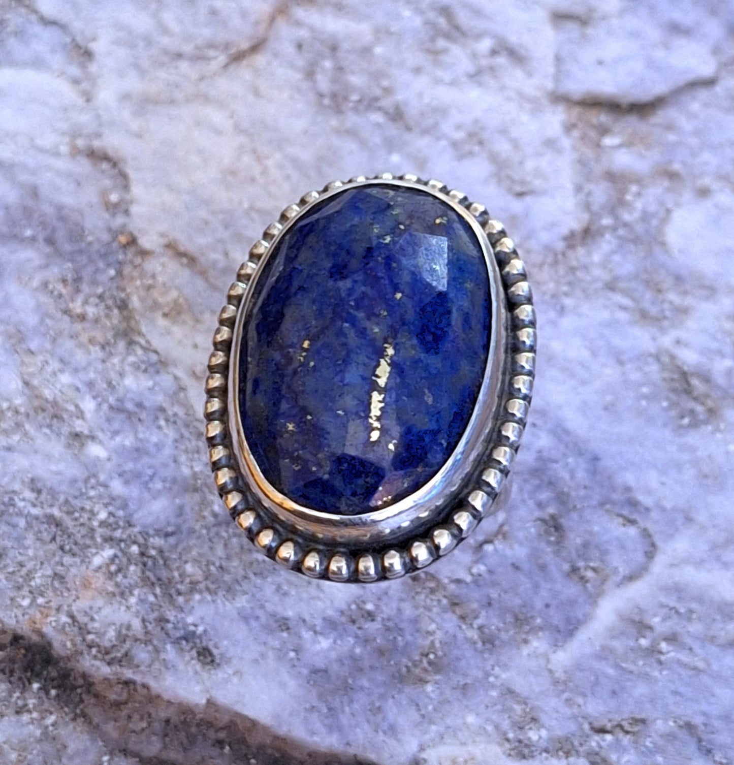 Anillo Lapislázuli oval facetado y pelotitas