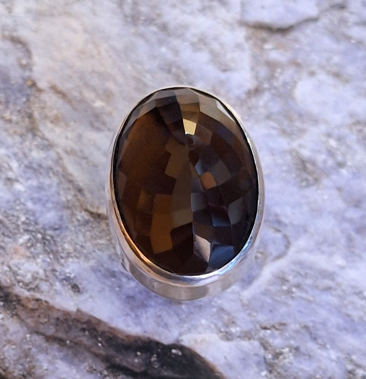 Anillo Maxi cuarzo ahumado facetado