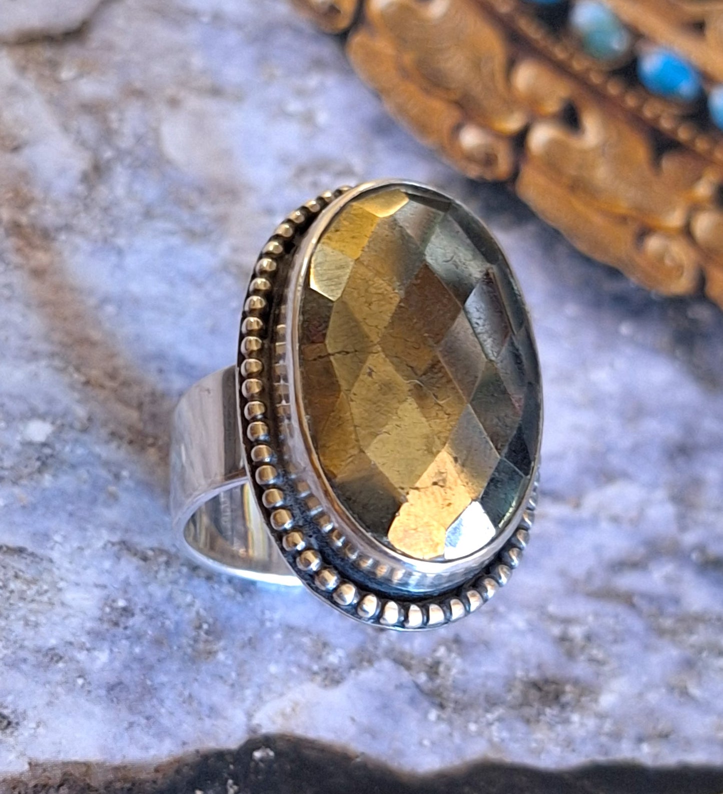 Anillo Pirita facetada con pelotitas