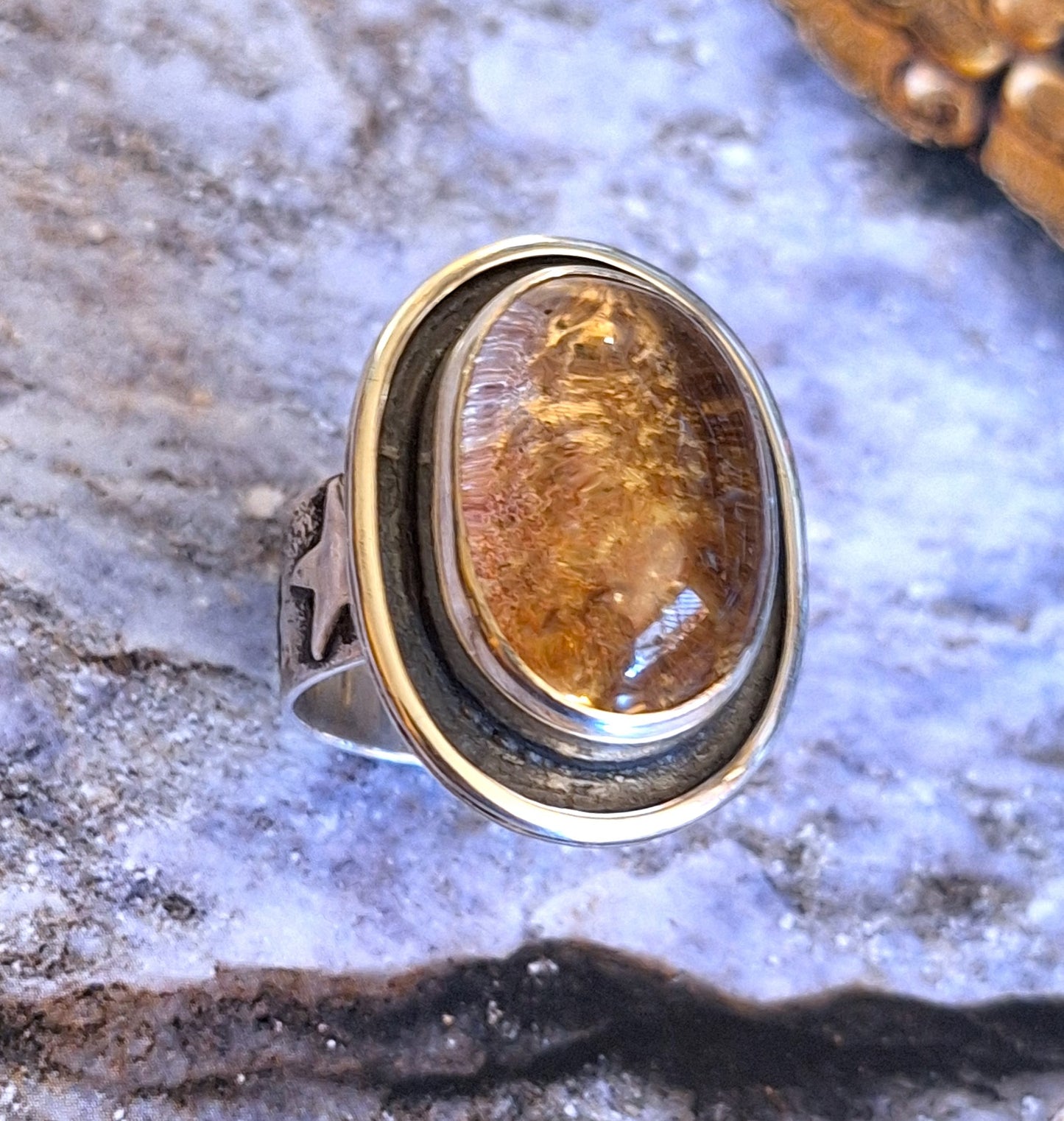 Anillo Cuarzo Lodolita envejecido con estrellas