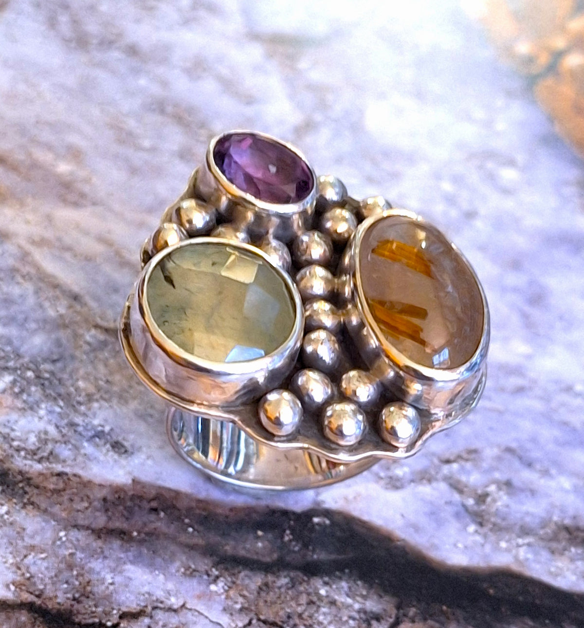 Anillo triple Amatista, Cuarzo Rutilo dorado y Prehnita L