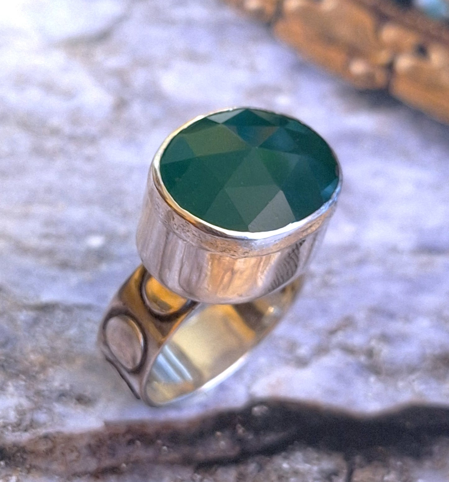 Anillo Ónix verde facetado torre