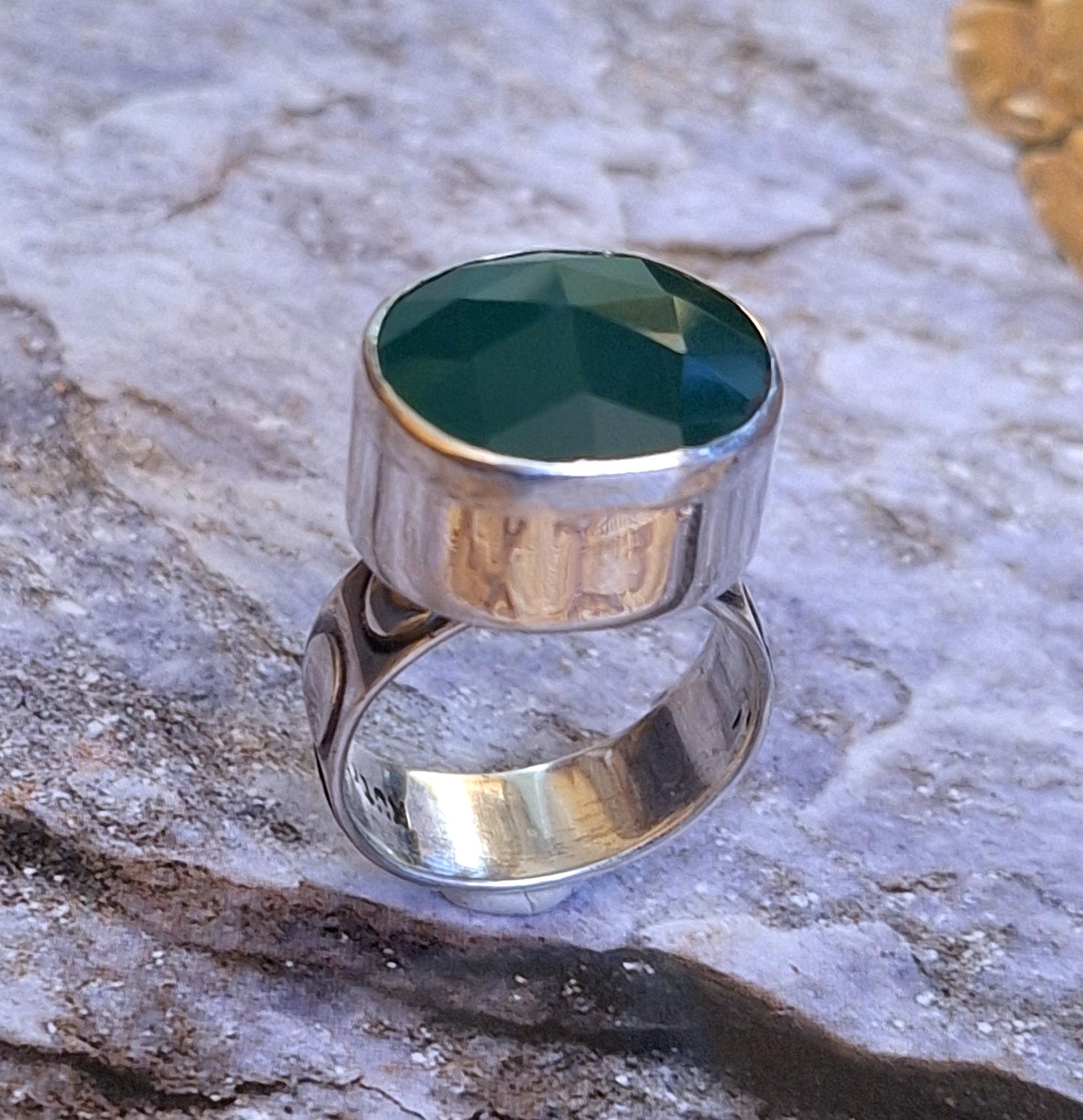 Anillo Ónix verde facetado torre