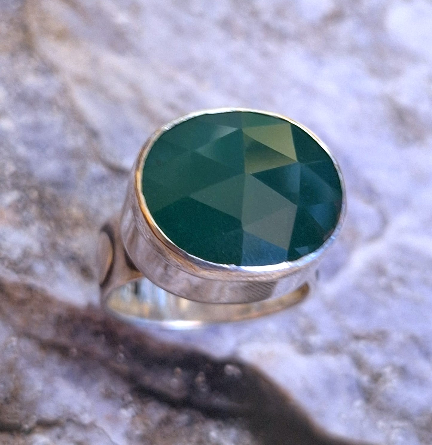 Anillo Ónix verde facetado torre