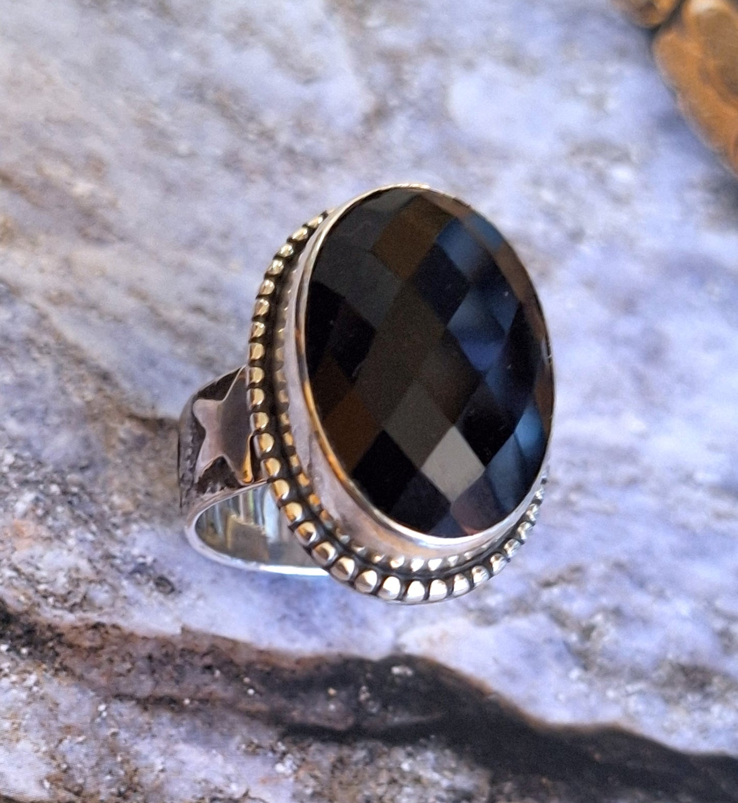 Anillo Ónix negro facetado con estrellas