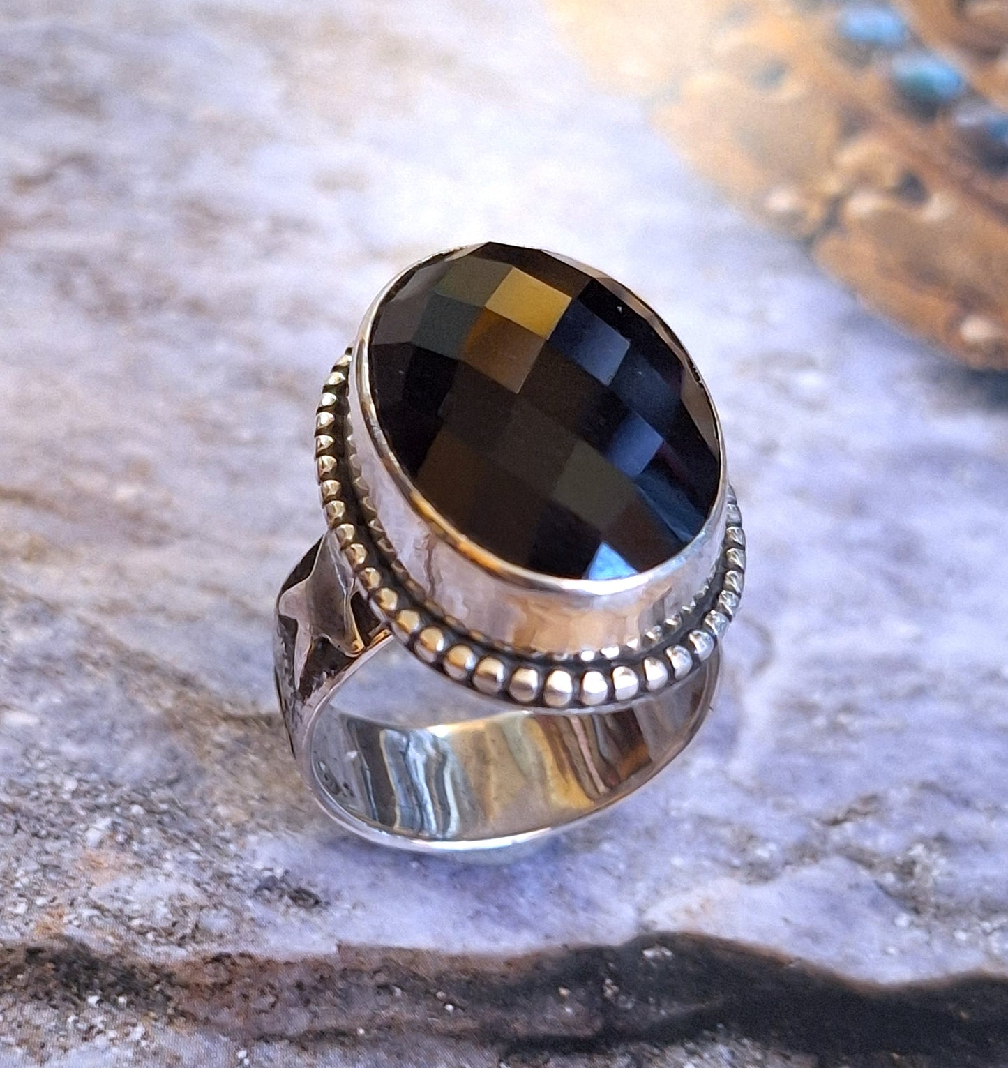 Anillo Ónix negro facetado con estrellas