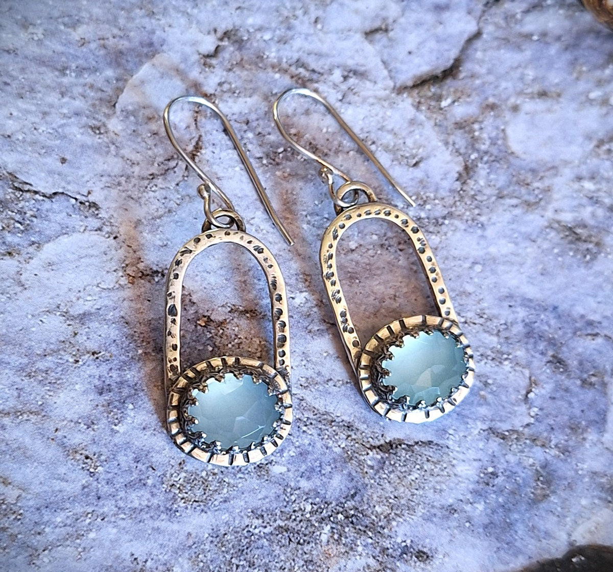 Aros calcedonia celeste borde corona