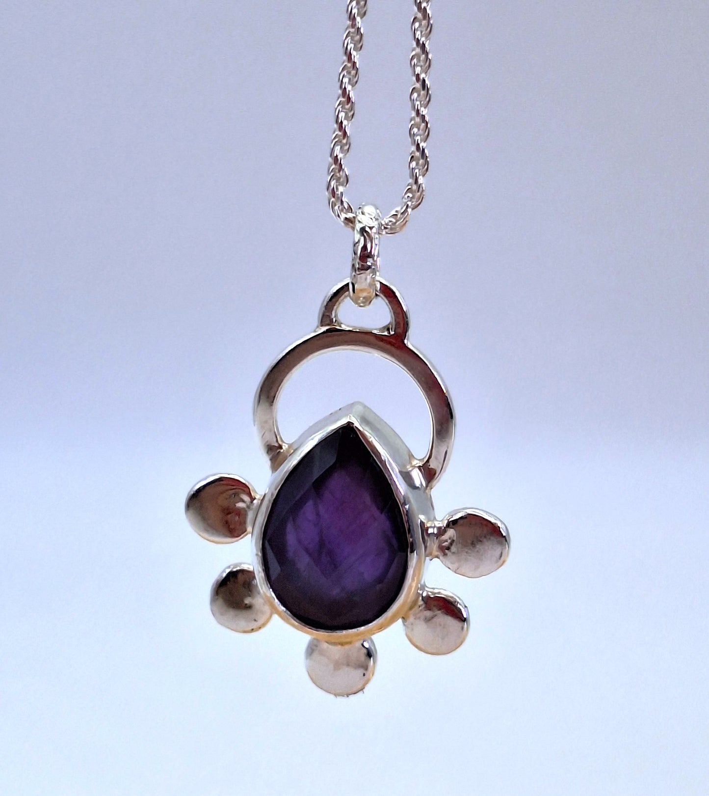 Colgante amatista facetada con tachas
