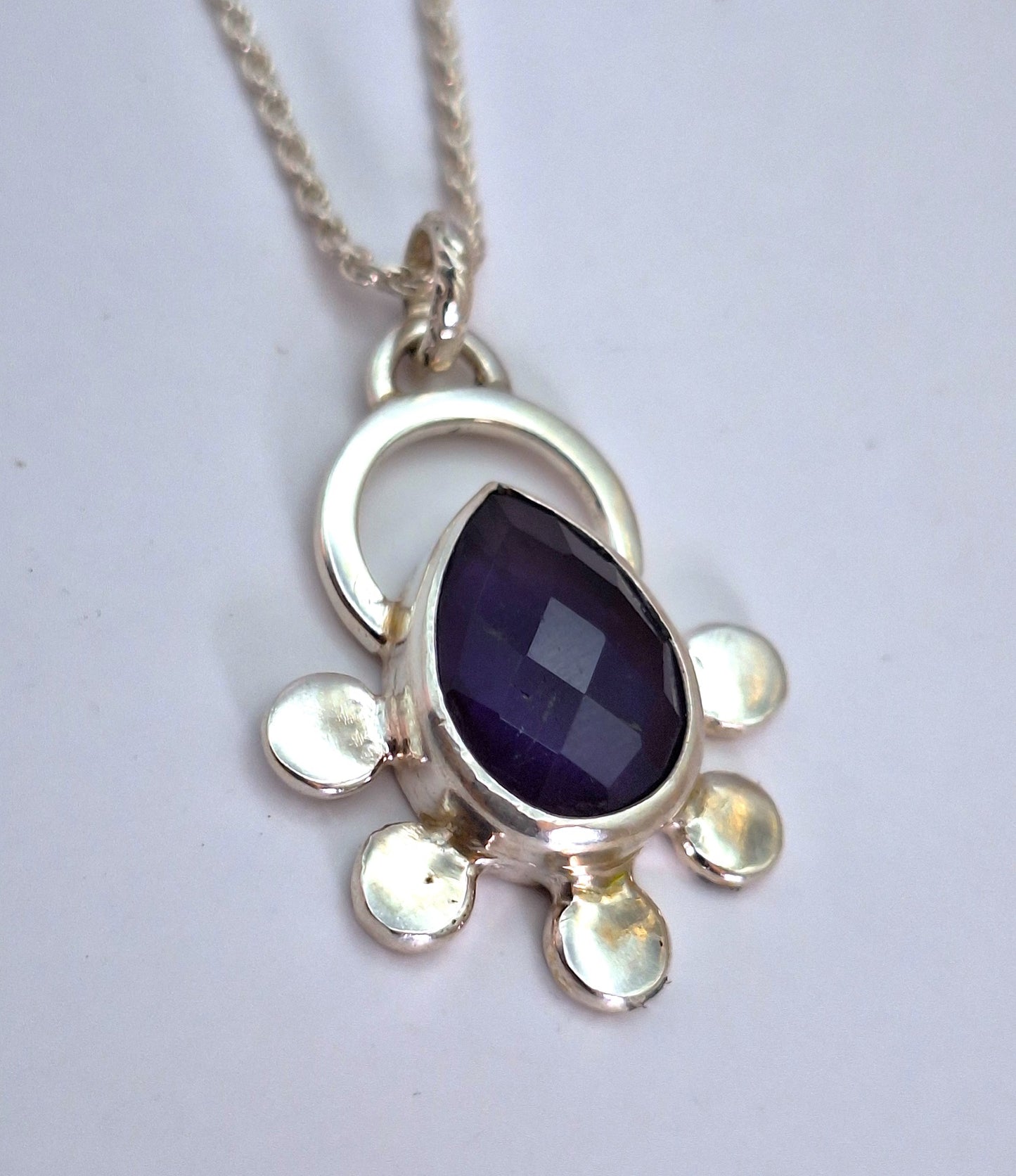 Colgante amatista facetada con tachas
