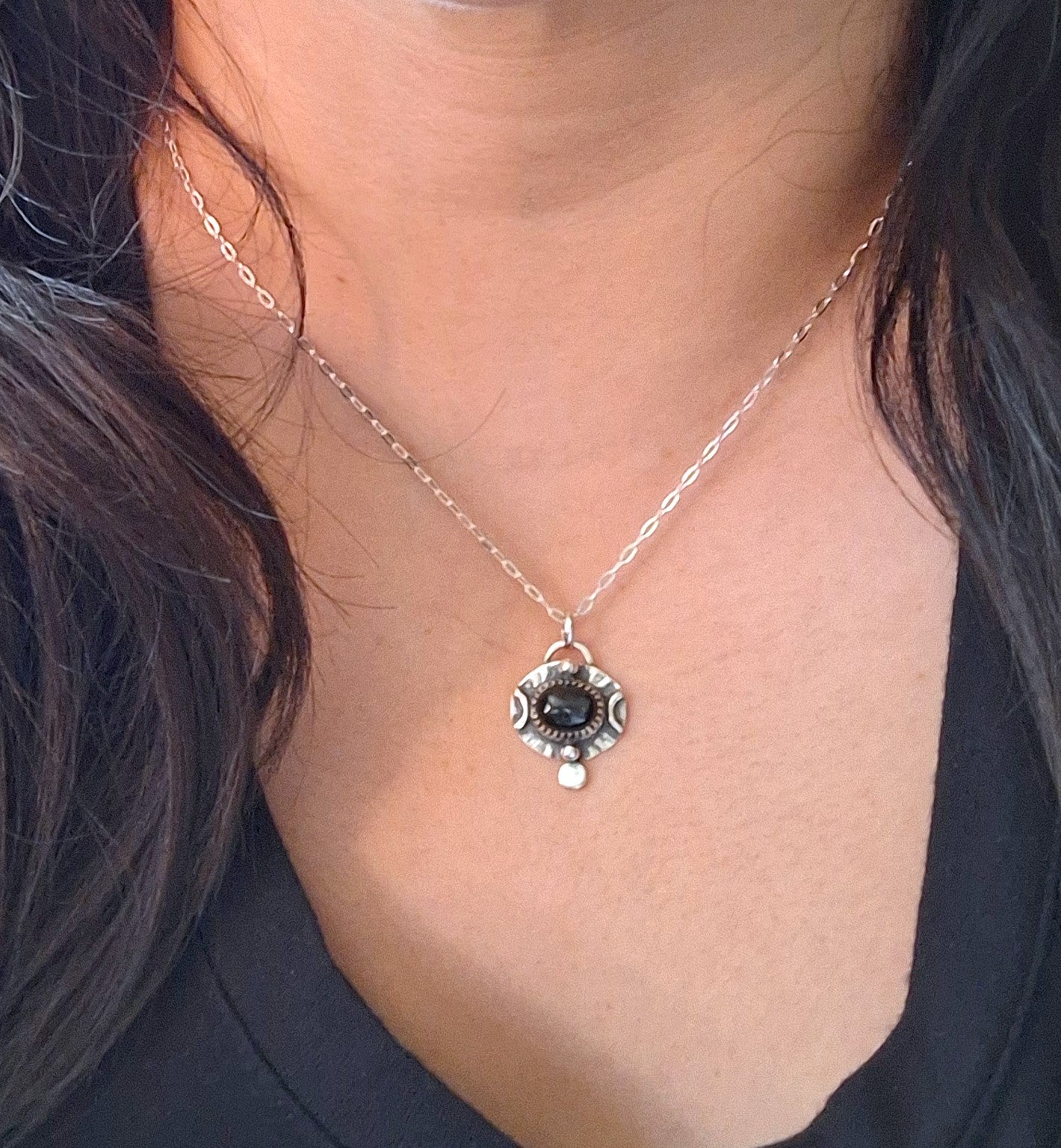 Colgante Black star étnico con pelotitas