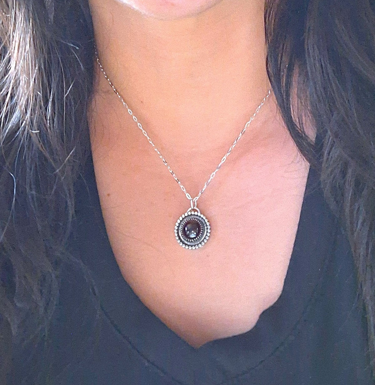 Colgante granate borde pelotitas