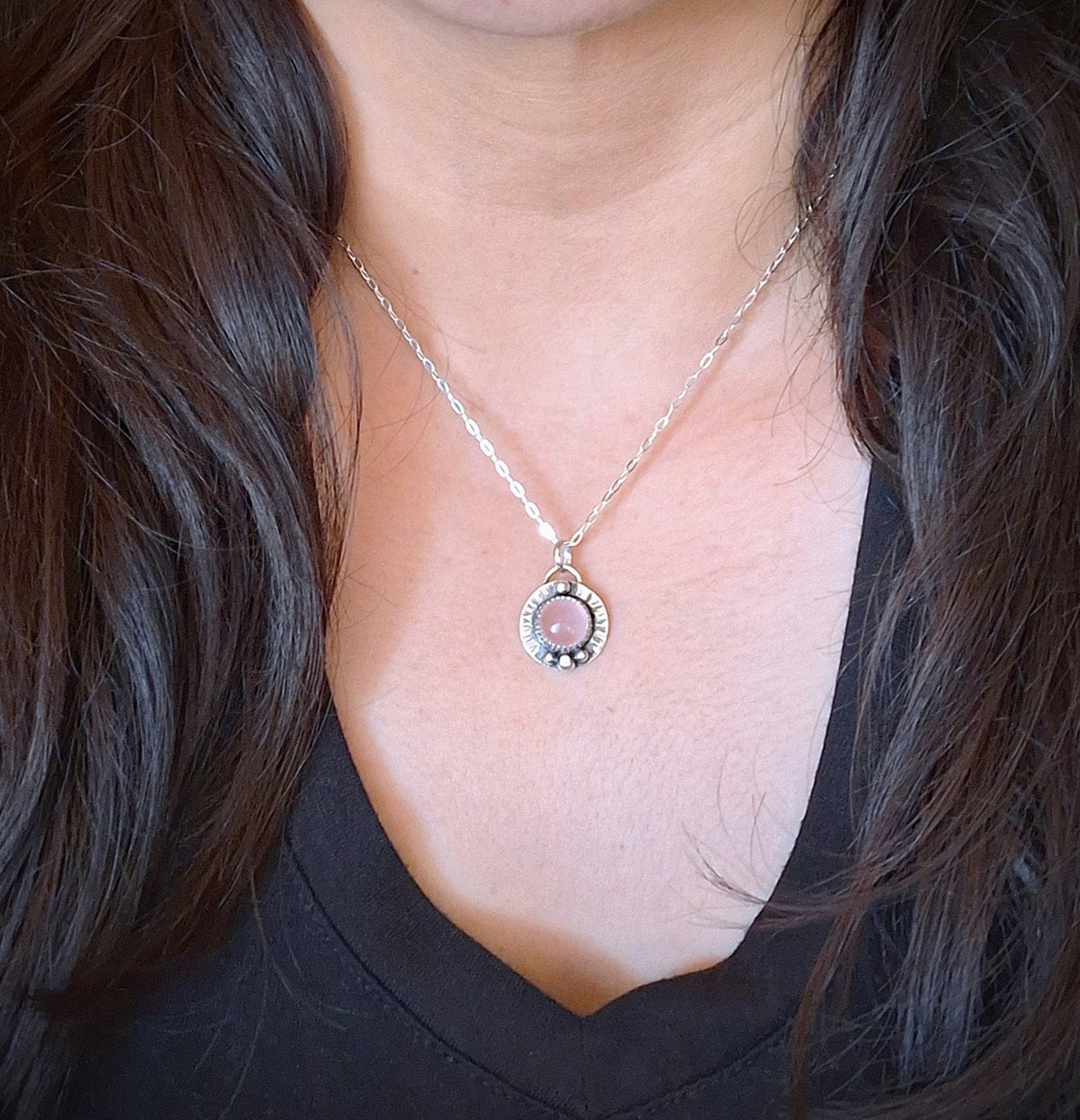 Colgante Cuarzo rosa borde martillado y pelotitas