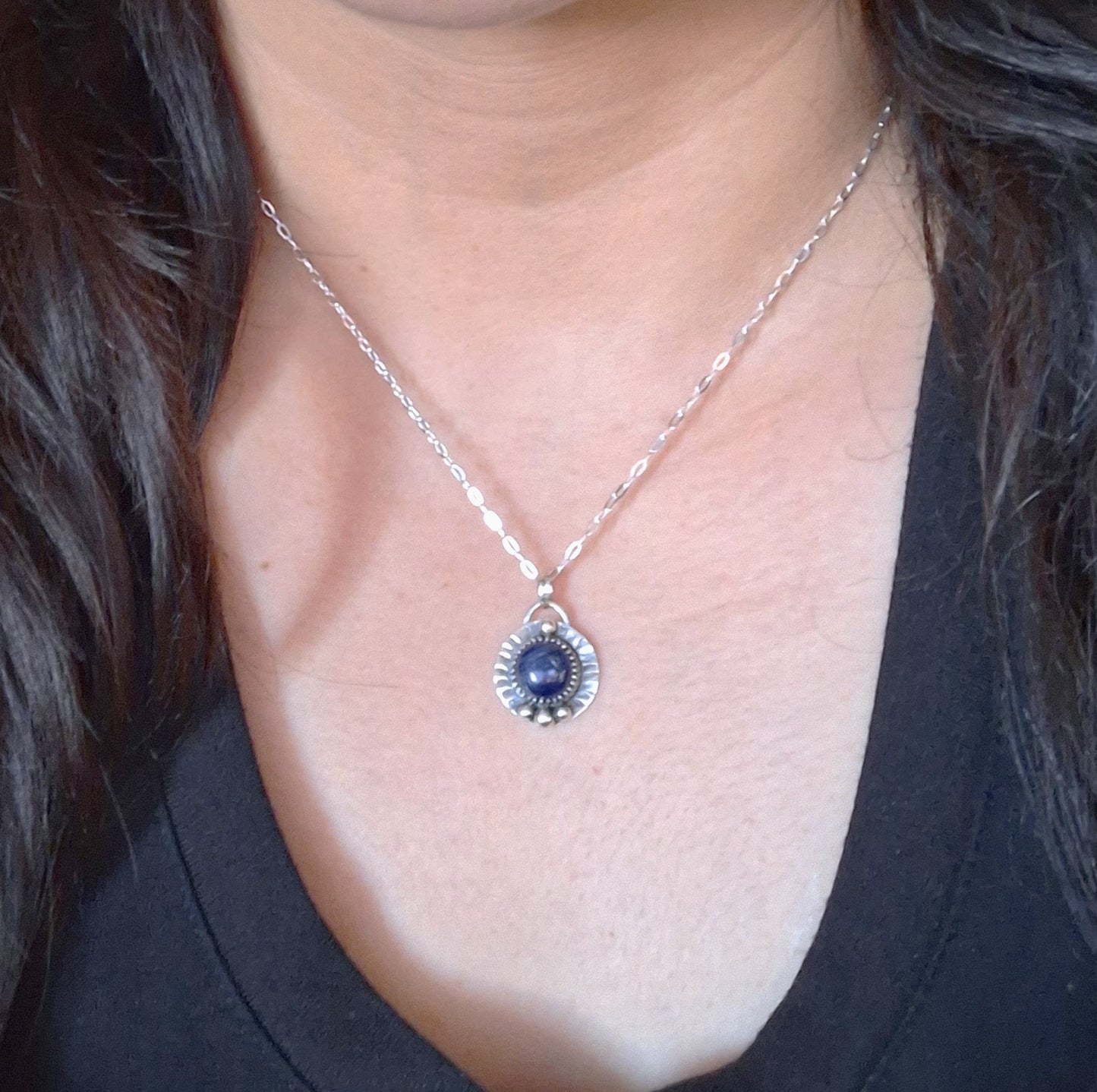 Colgante Cianita borde martillado y pelotitas