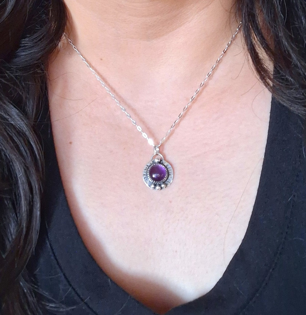 Colgante amatista borde martillado pelotitas