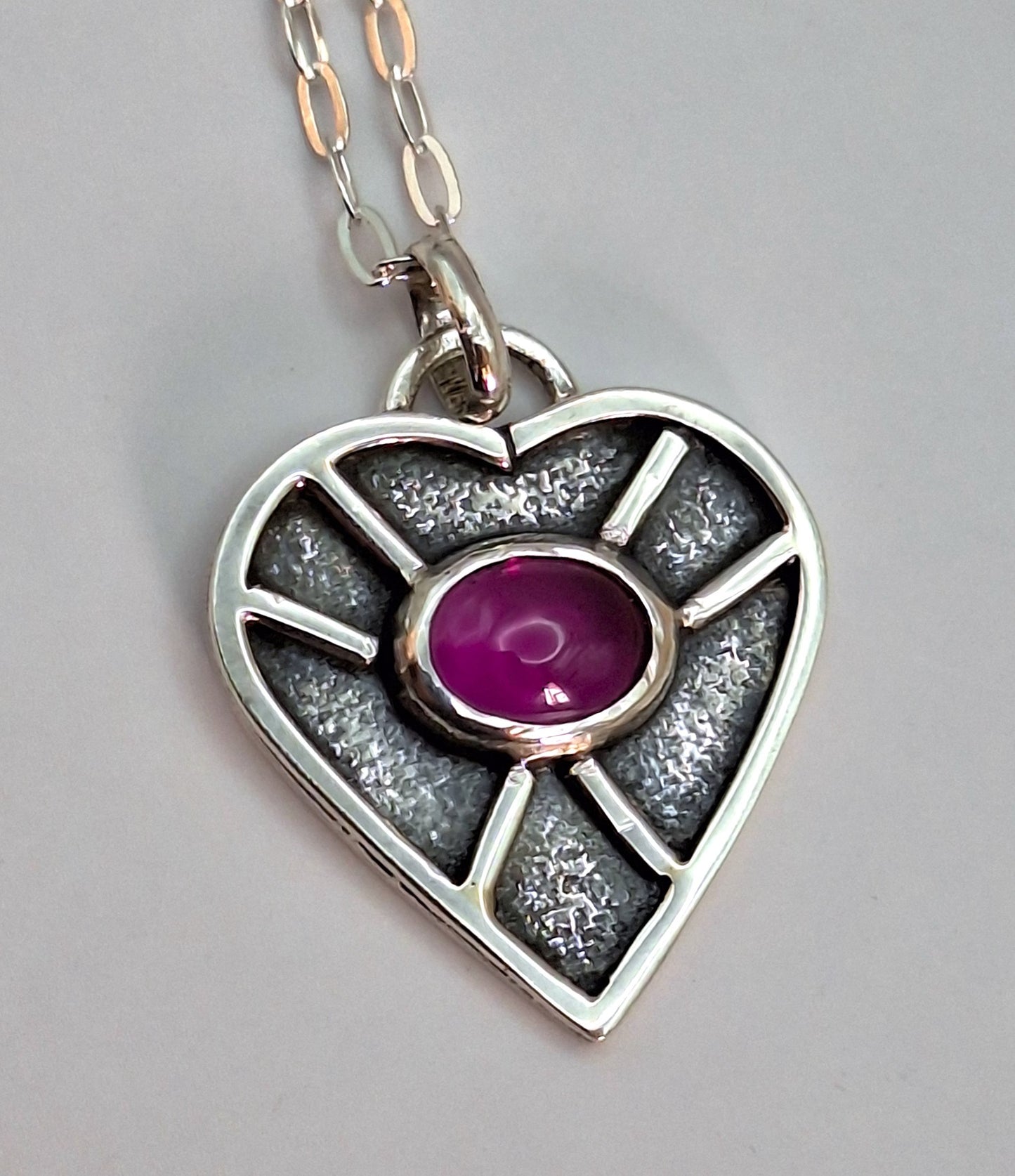 Colgante corazón circón Rubí amuleto reticulado
