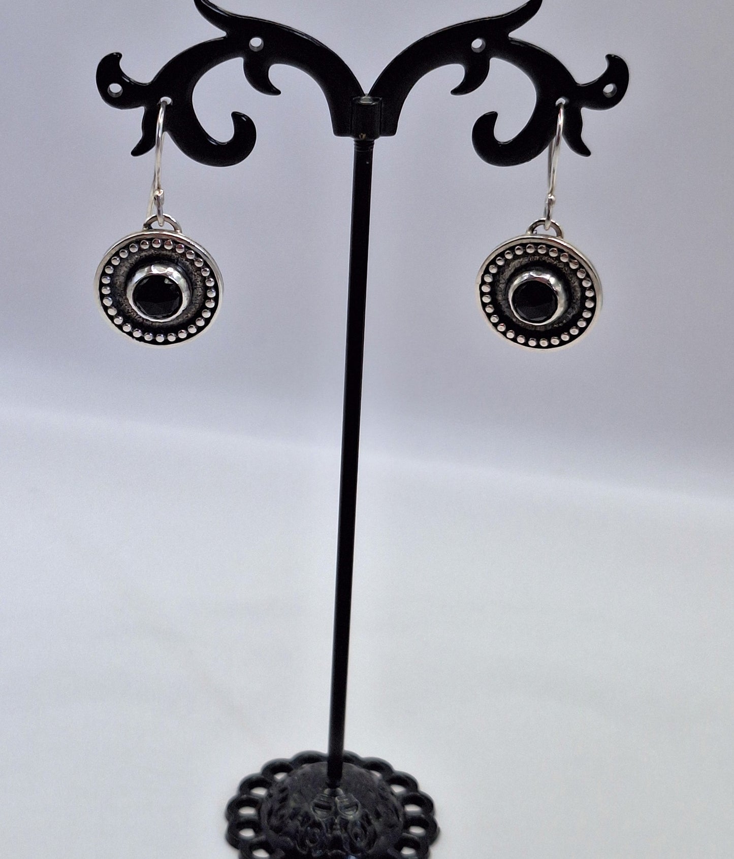 Aros ónix negro borde pelotitas