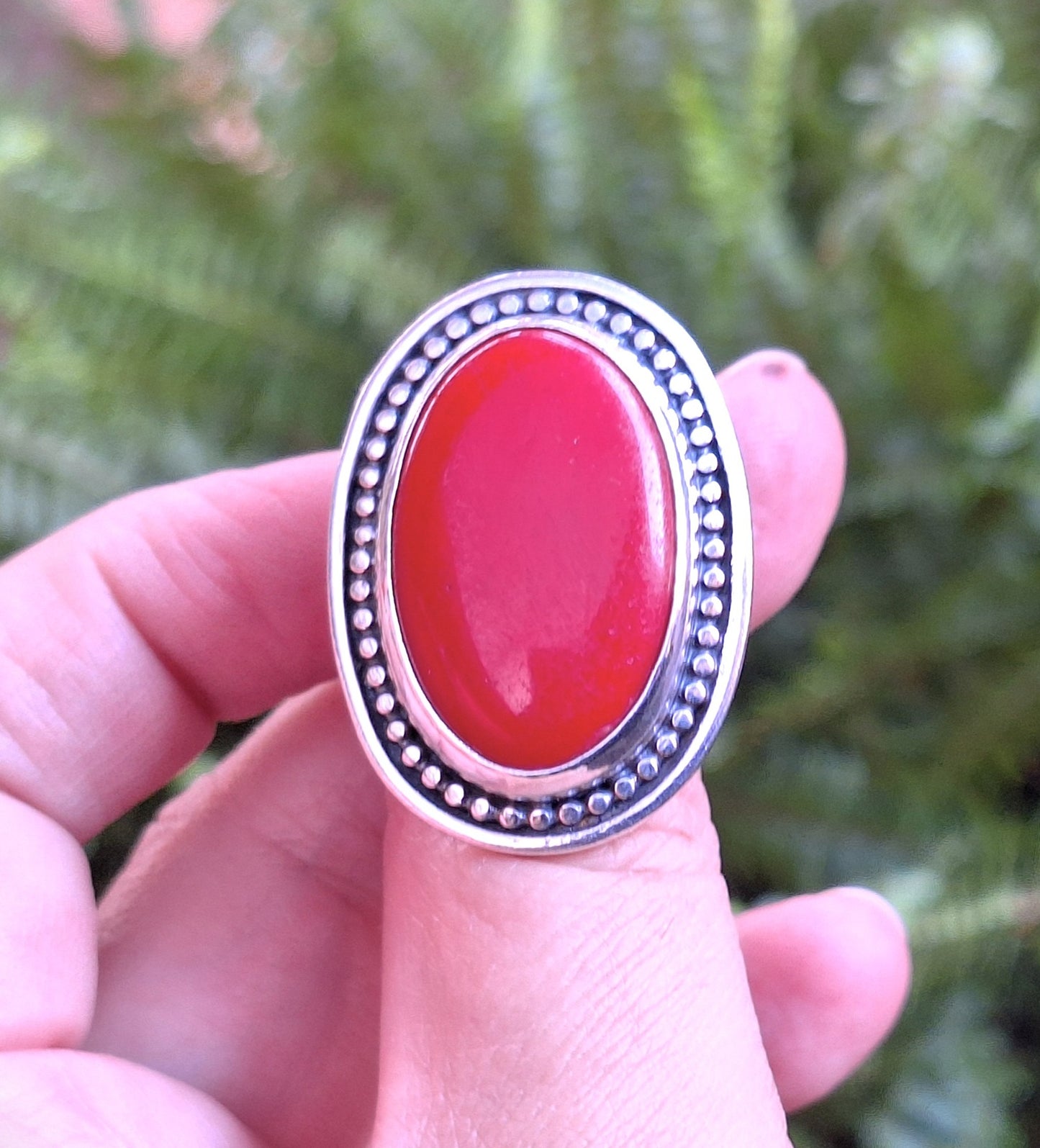 Anillo coral rojo pelotitas