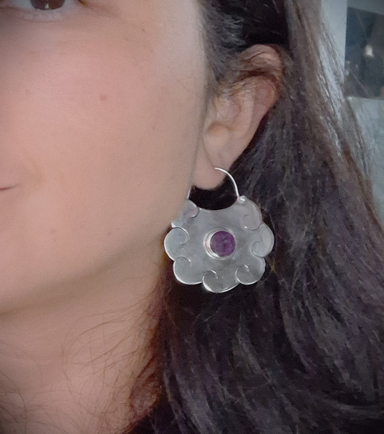Aros étnicos nube con piedra Sugilita alpaca