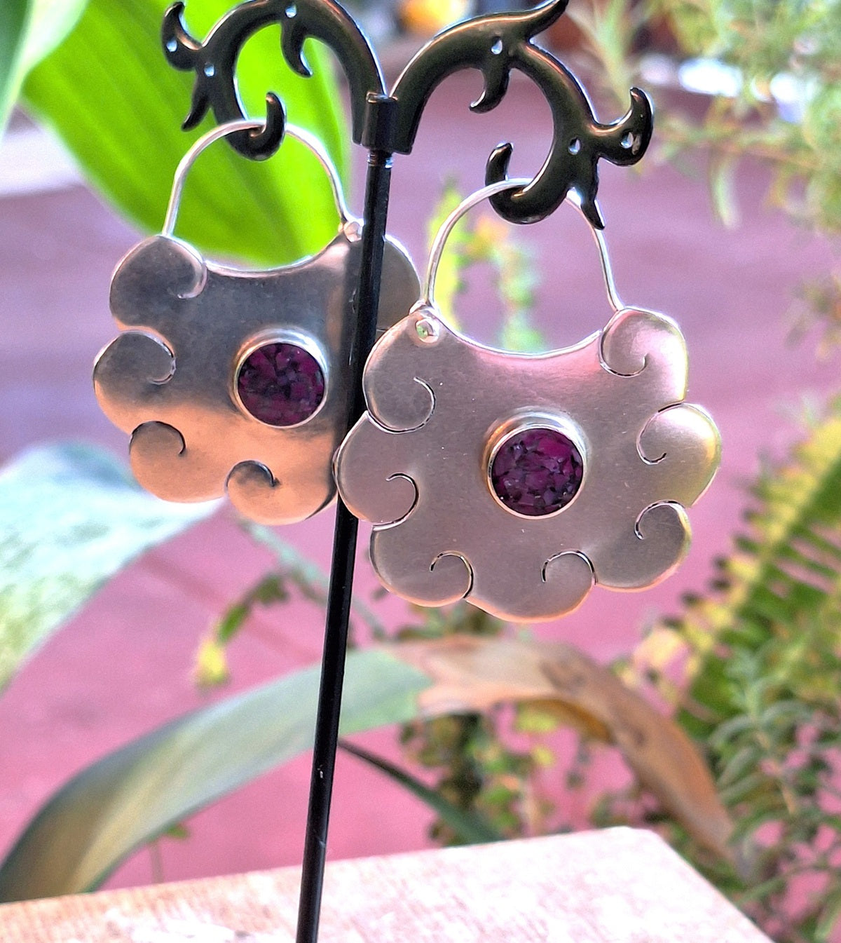 Aros étnicos nube con piedra Sugilita alpaca