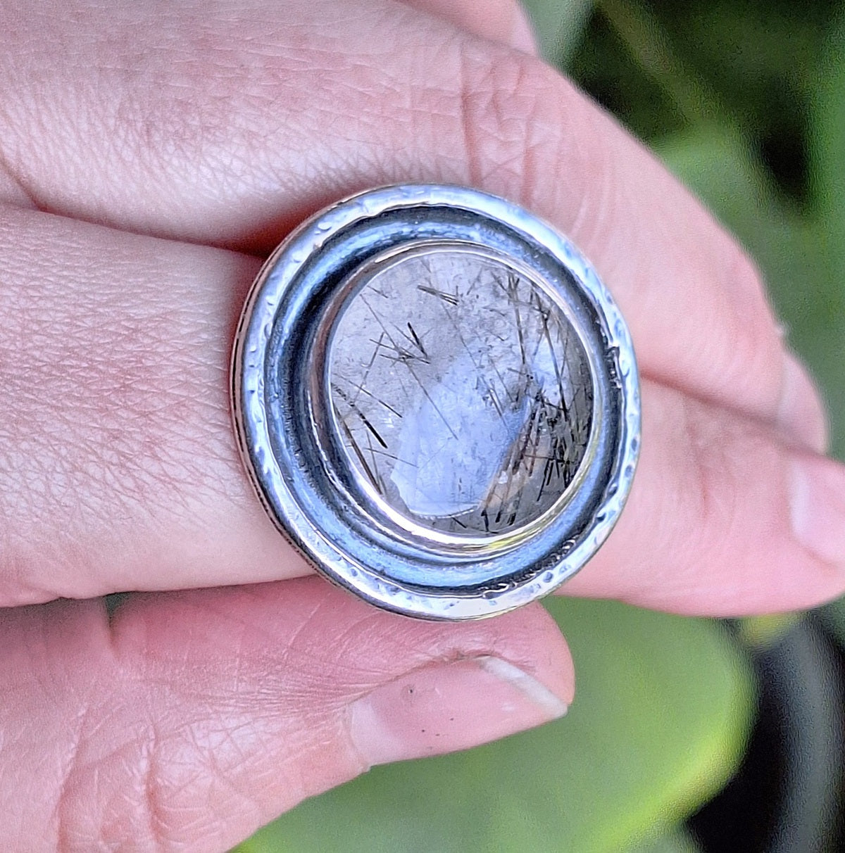 Anillo Cuarzo turmalinado borde martillado