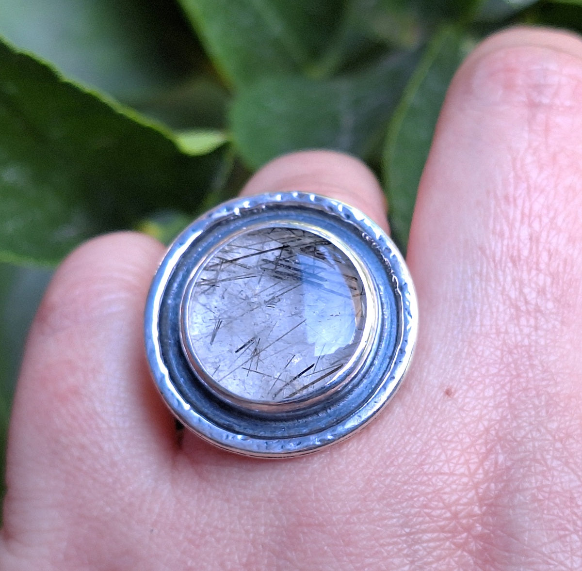 Anillo Cuarzo turmalinado borde martillado