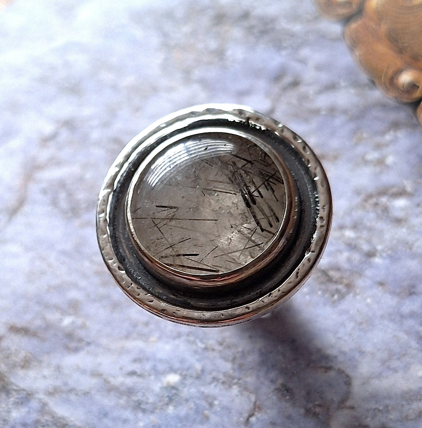 Anillo Cuarzo turmalinado borde martillado