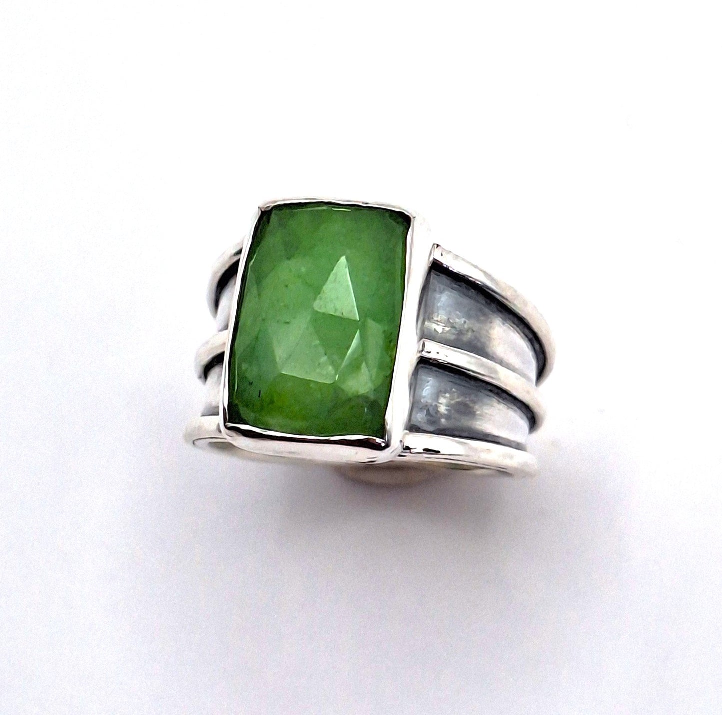 Anillo Esmeralda relieve envejecido