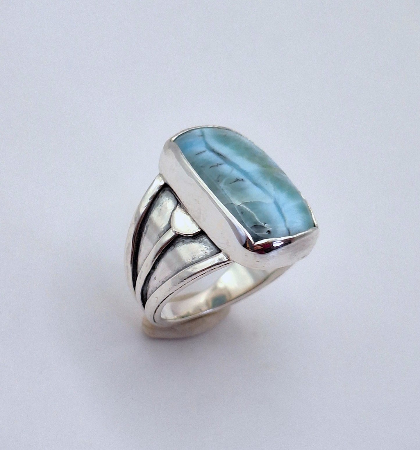 Anillo Larimar relieve étnico