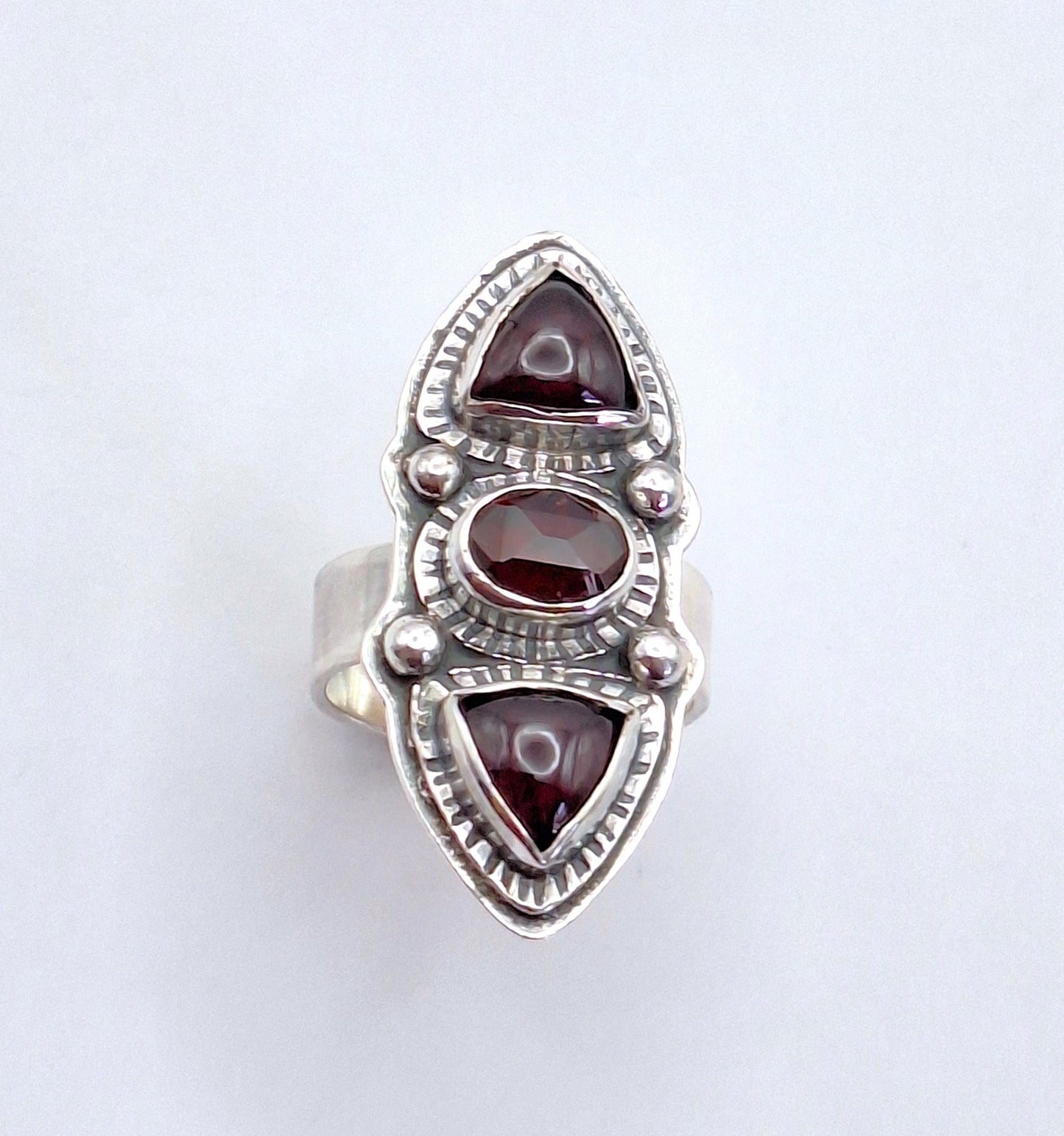 Anillo granate étnico triple