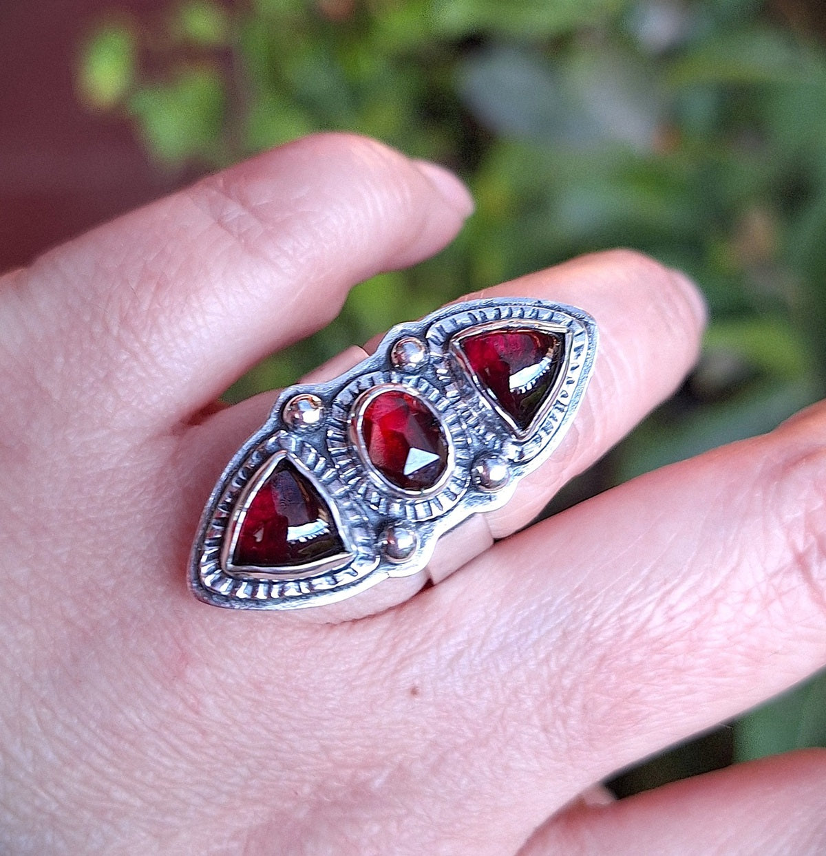 Anillo granate étnico triple