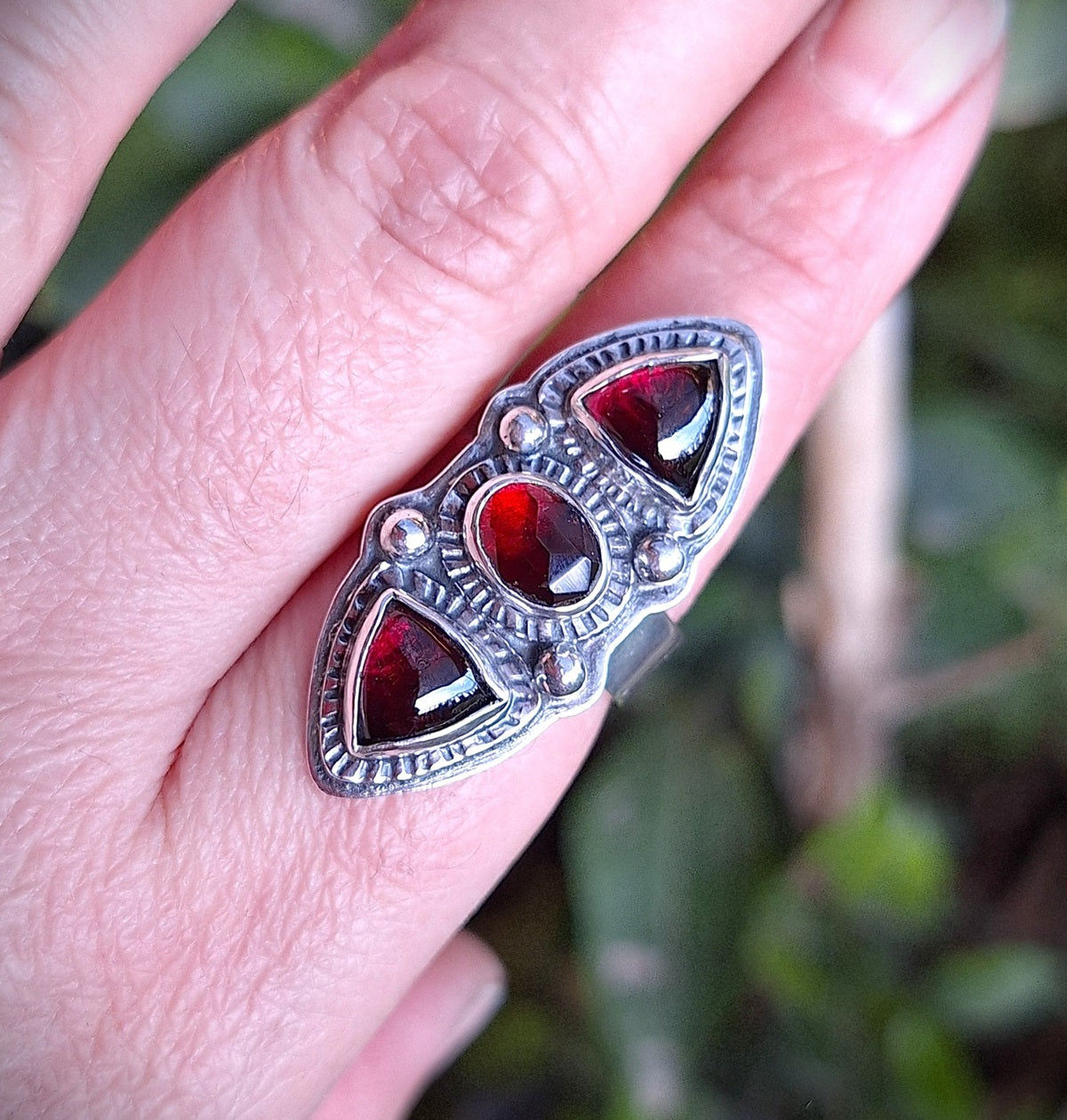 Anillo granate étnico triple