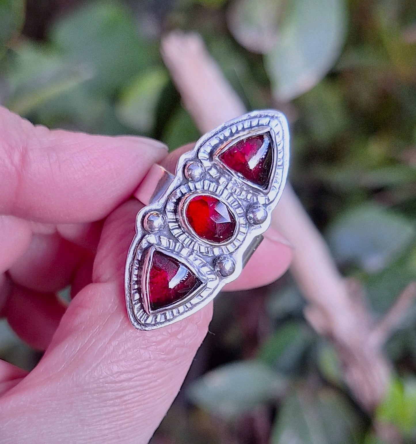 Anillo granate étnico triple