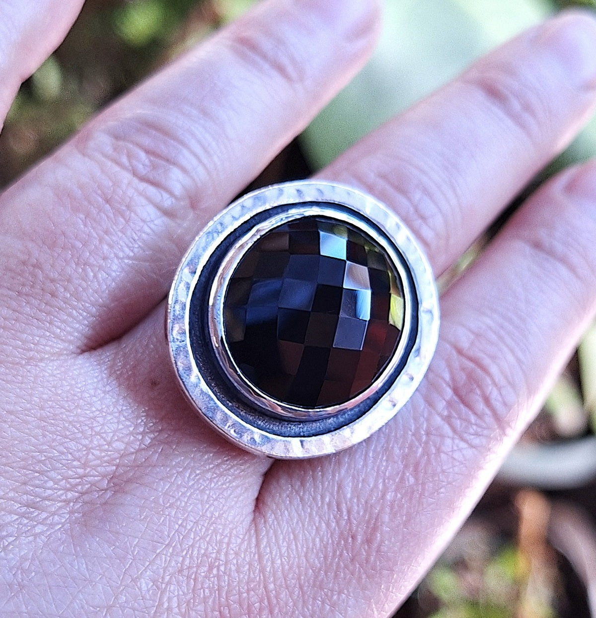 Anillo ónix facetado borde martillado