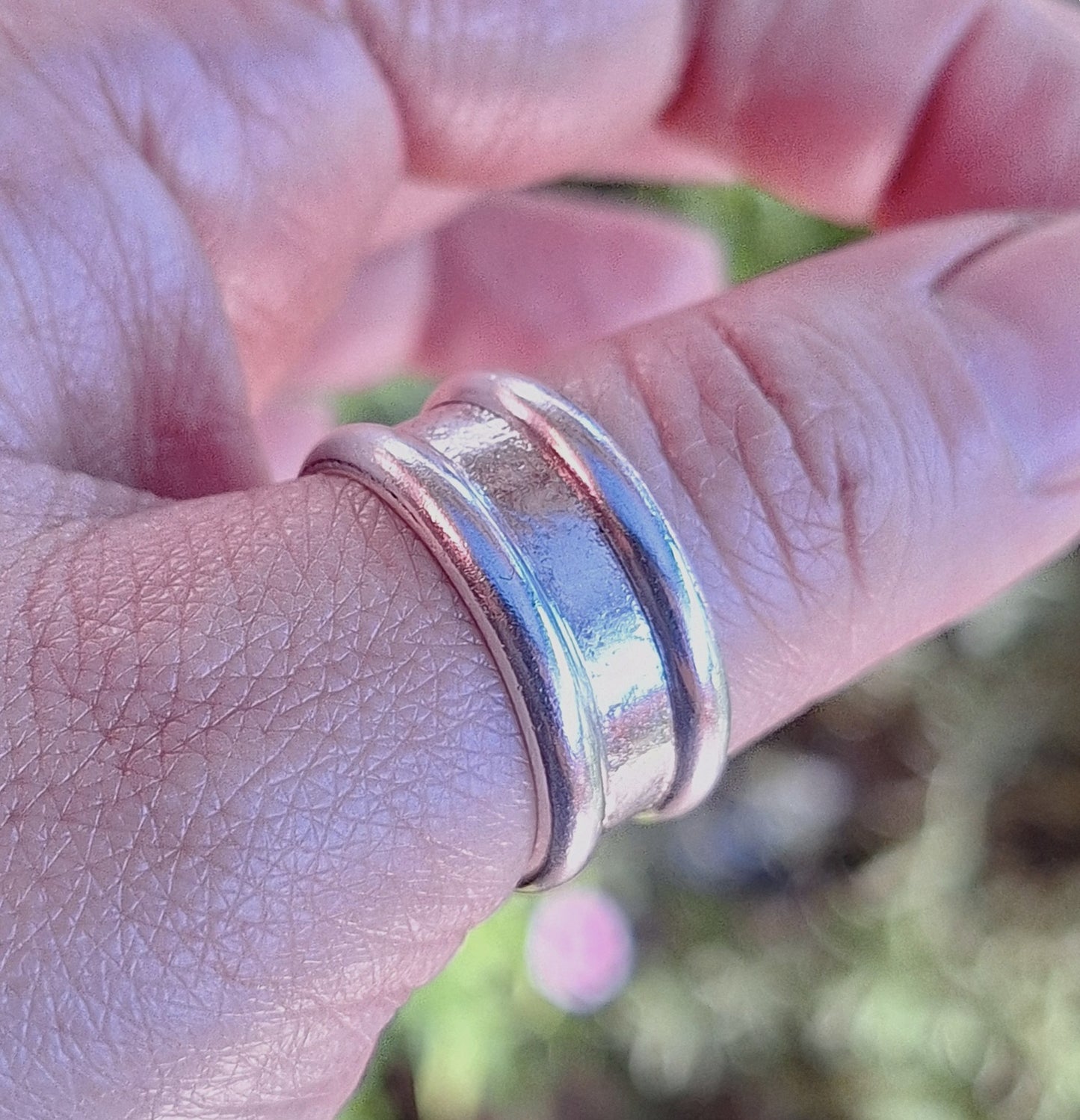 Anillo argolla reticulada con borde