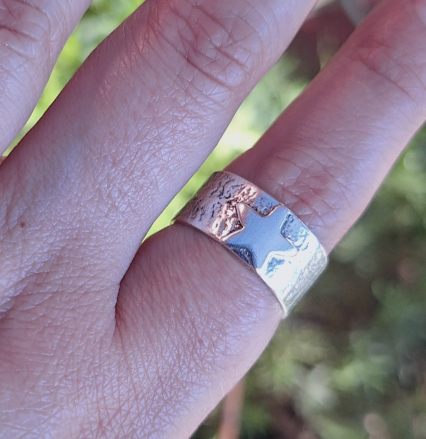 Anillo argolla ancha reticulada con estrella