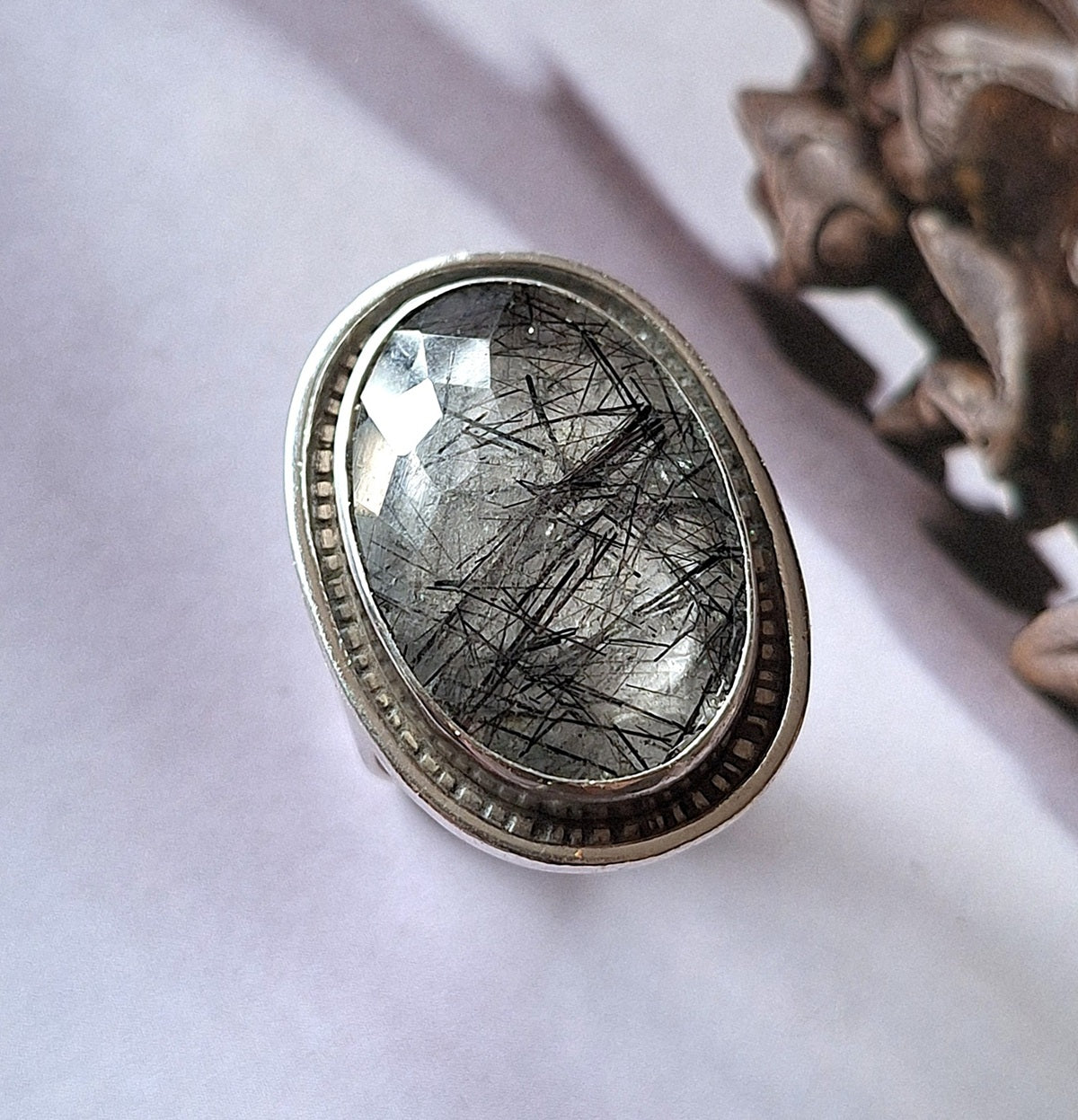 Anillo Cuarzo turmalinado borde líneas