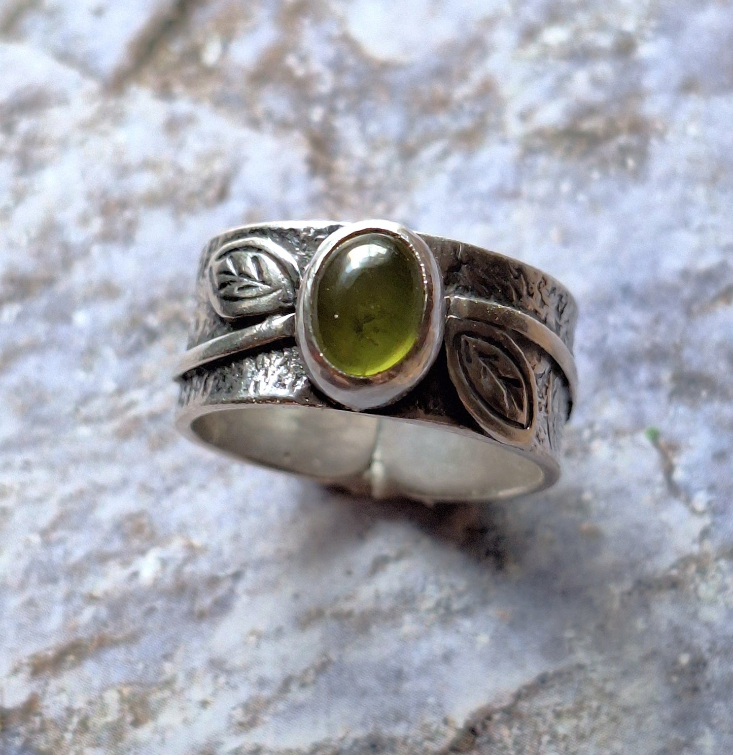 Anillo Peridoto hojas argolla ancha reticulado