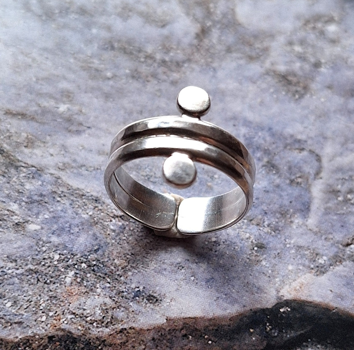 Anillo argolla étnica doble circulo arriba y abajo