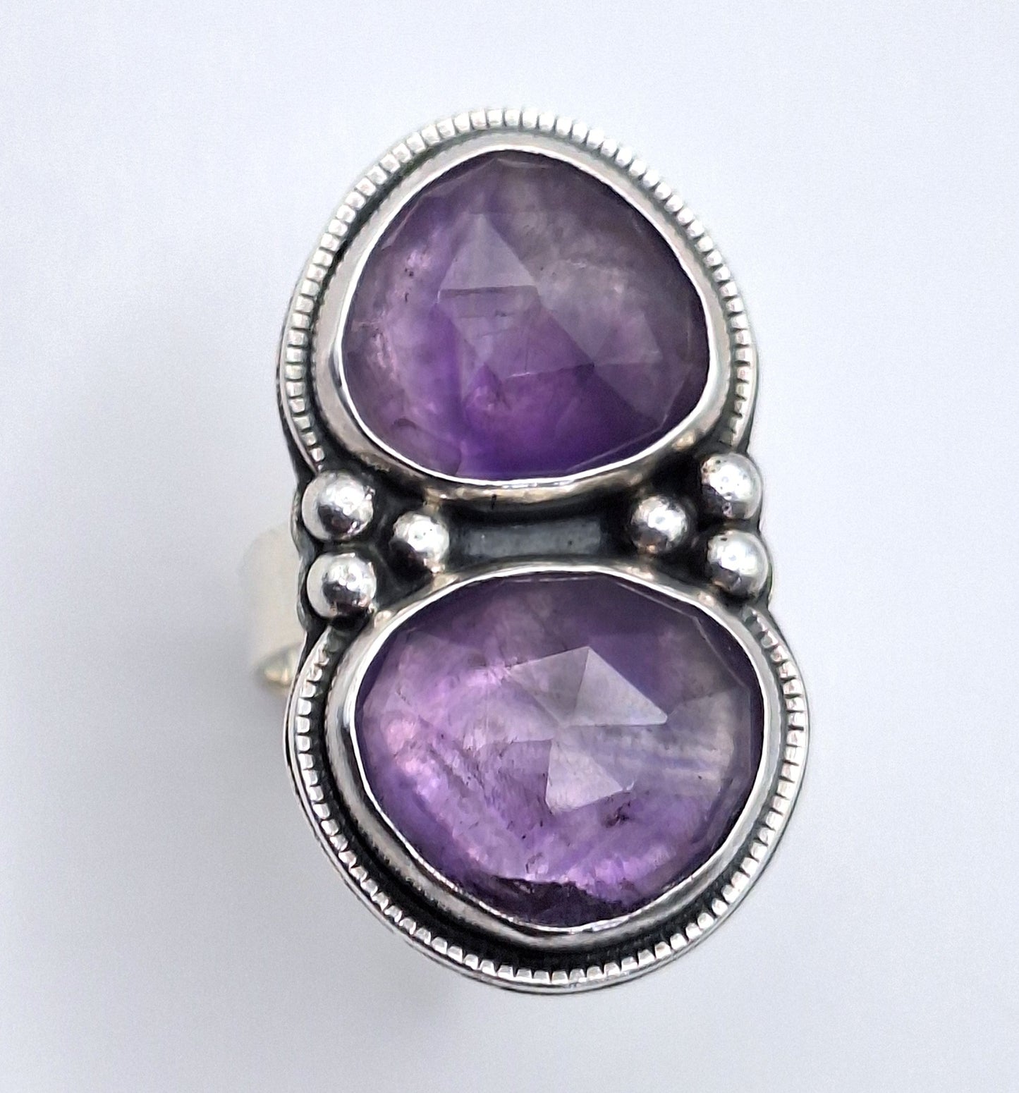 Anillo Amatista doble pelotitas