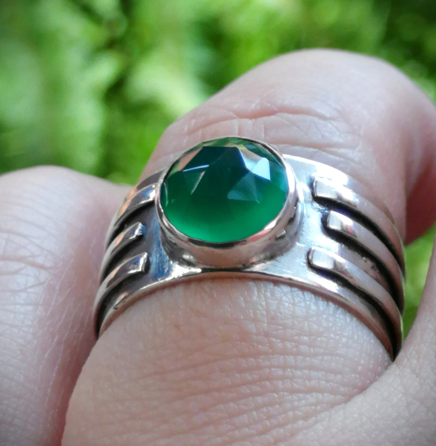 Anillo Ónix verde relieve