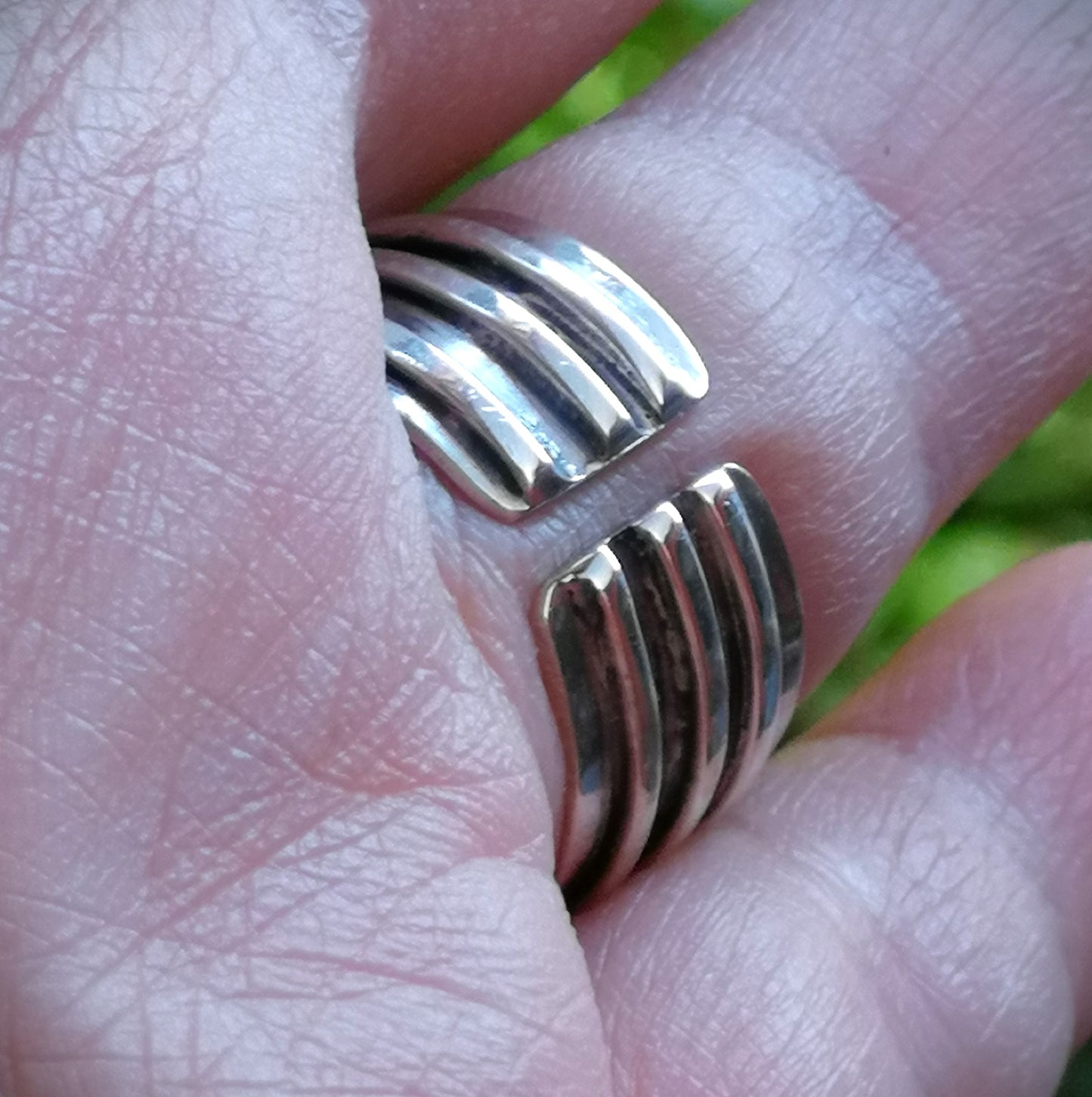 Anillo Ónix verde relieve