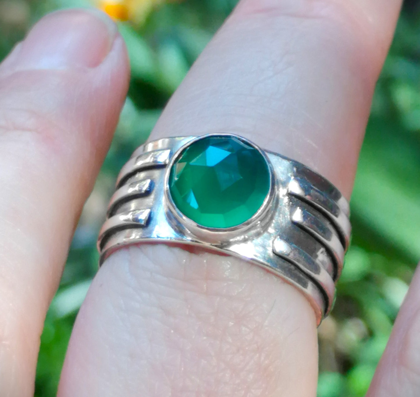 Anillo Ónix verde relieve