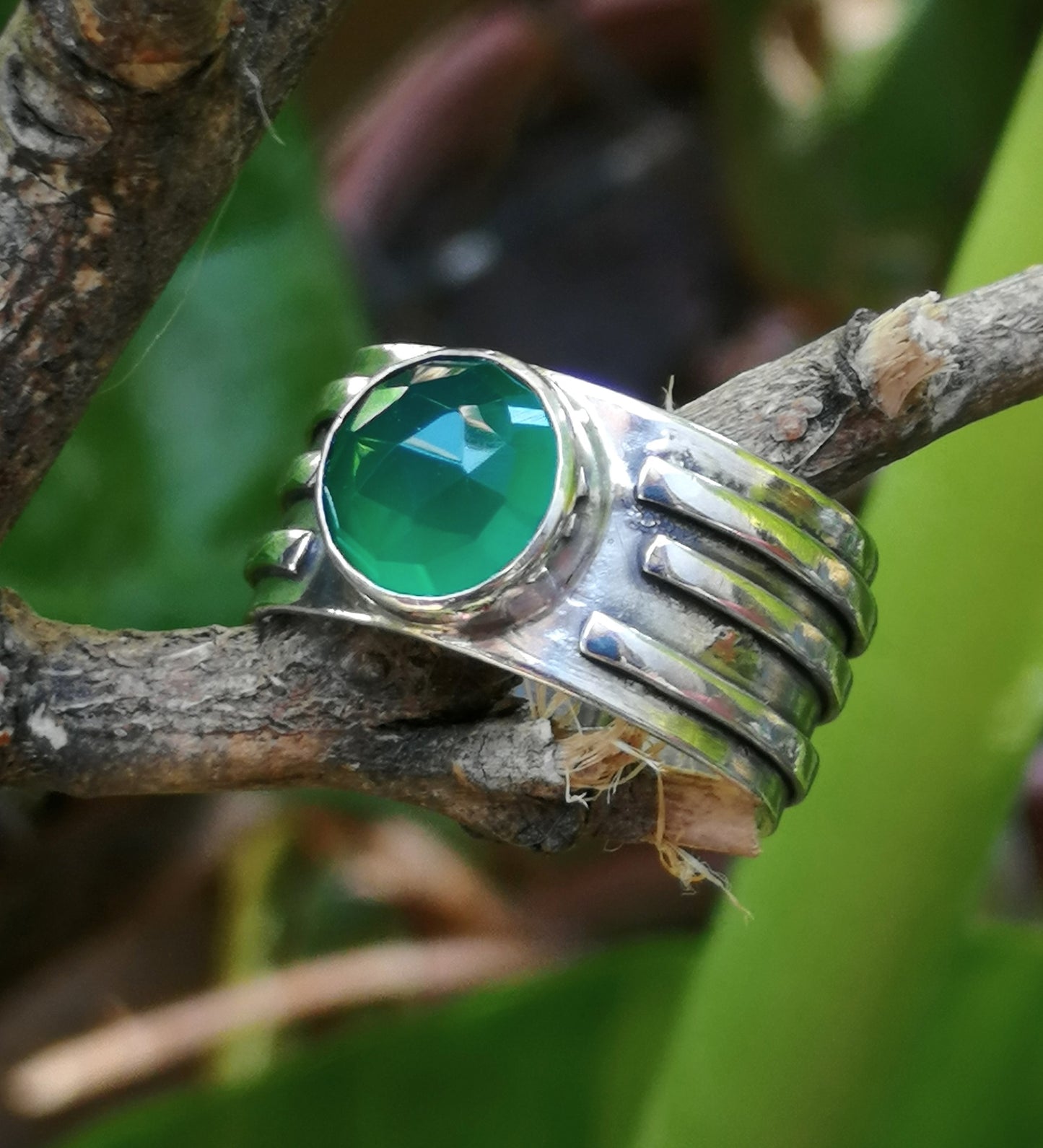Anillo Ónix verde relieve