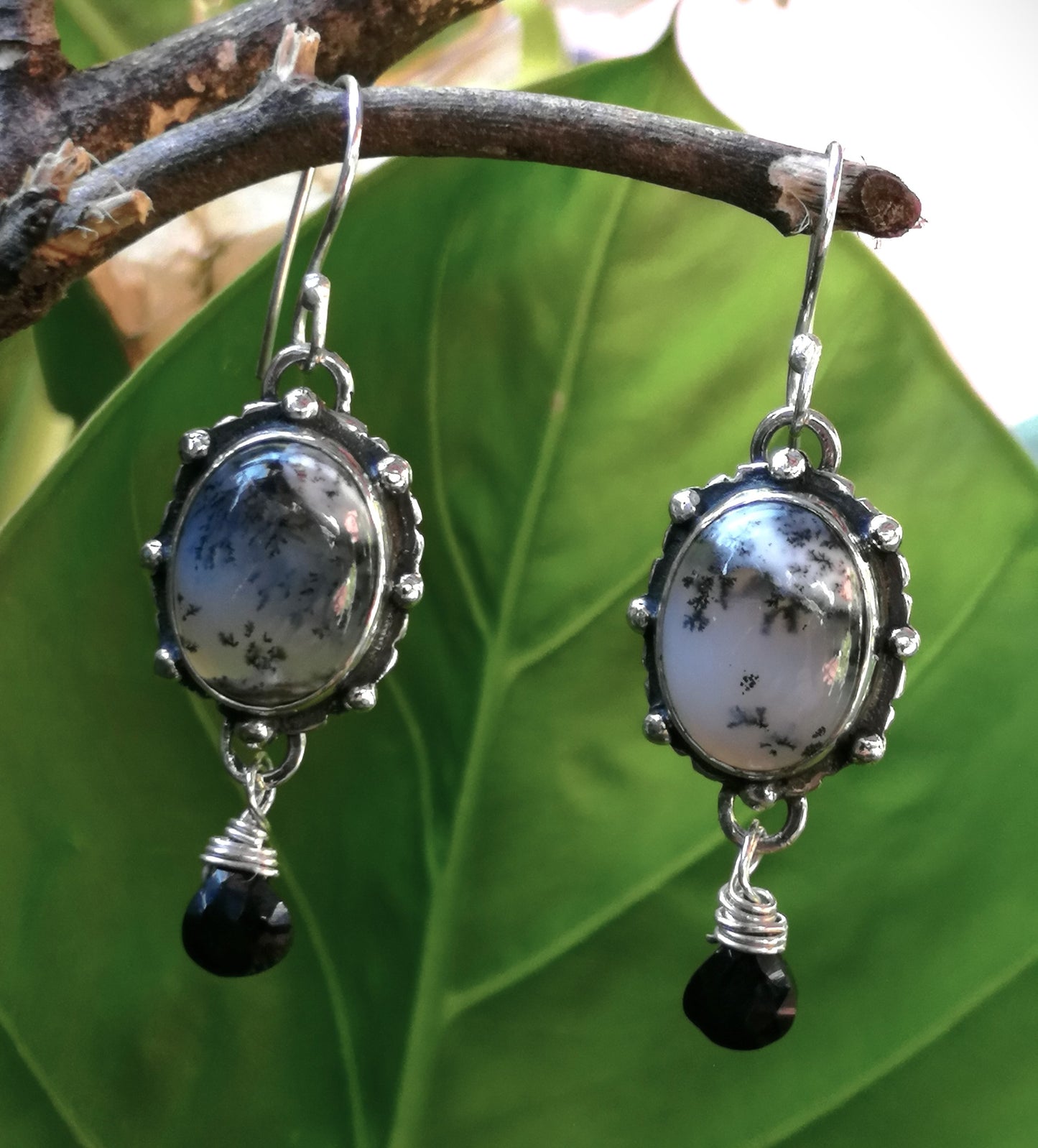 Aros ópalo dendrítico y ónix negro pelotitas