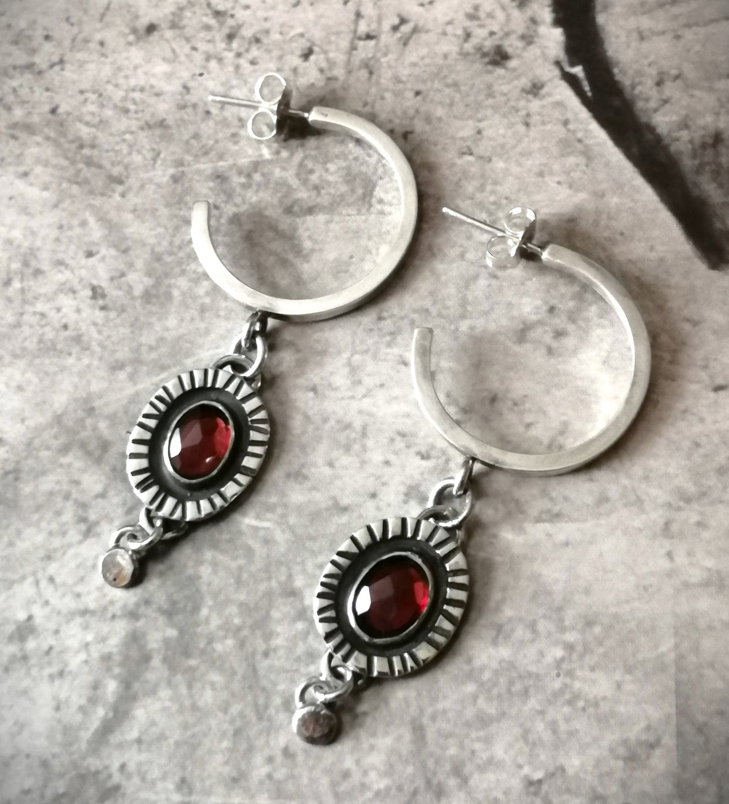 Aros argollas Granate facetado