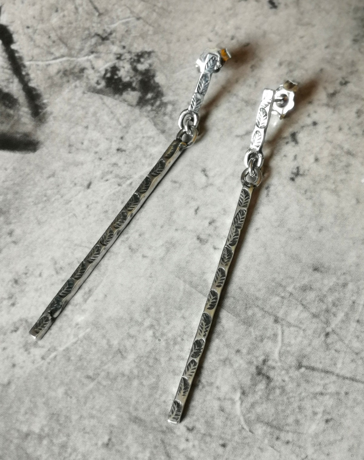 Aros largos plata hojitas