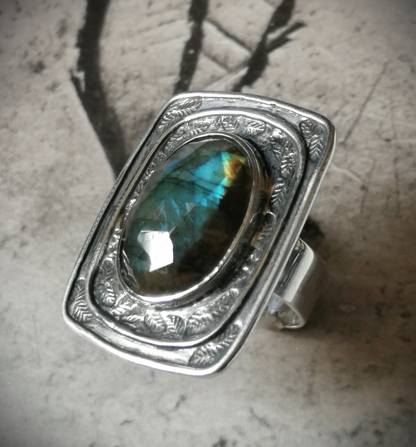 Anillo Labradorita diseño hojas L