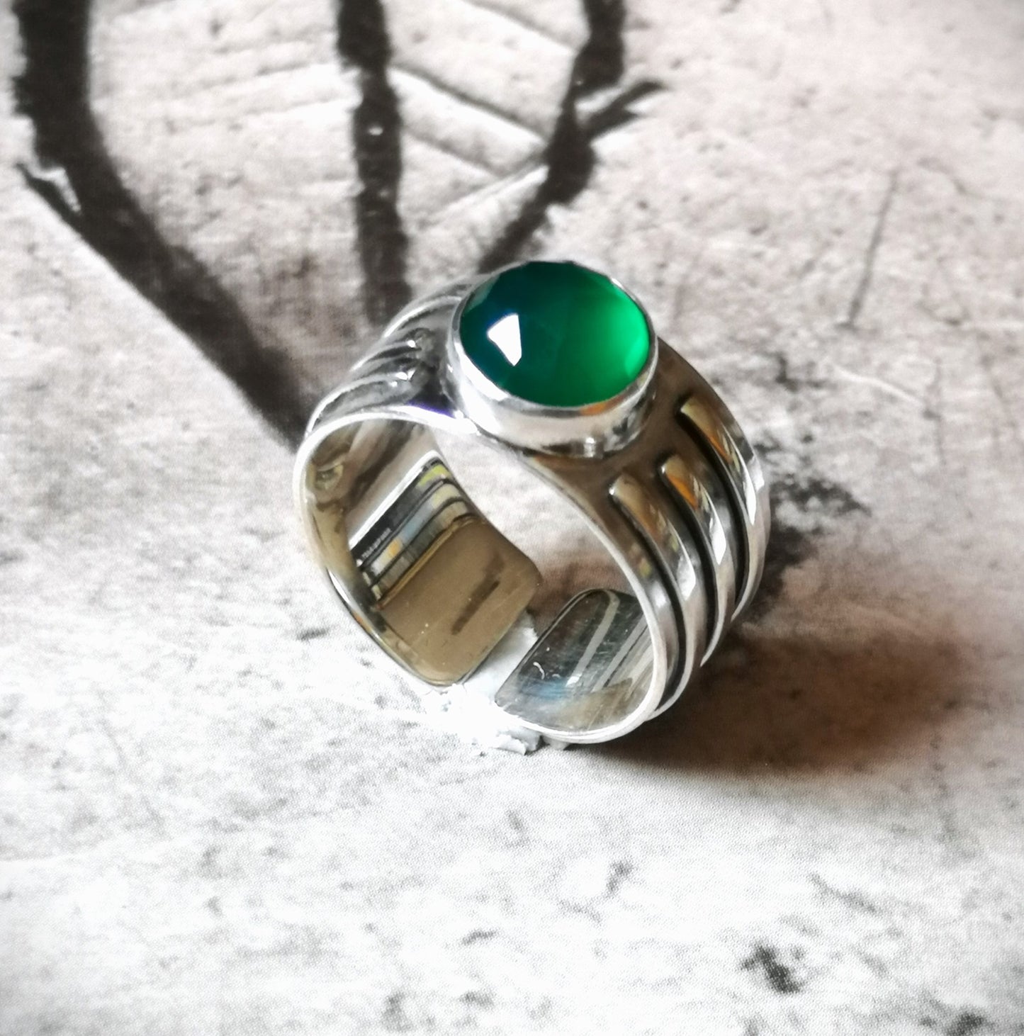 Anillo Ónix verde relieve