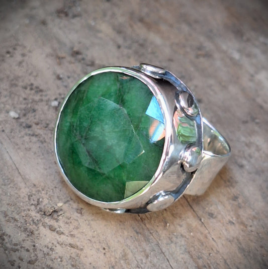Anillo tachas Esmeralda